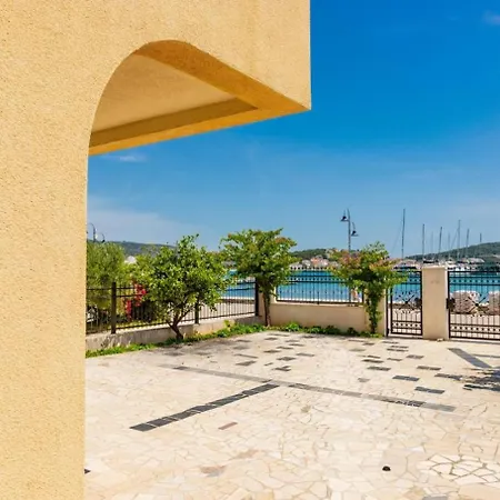Dari - Near The Beach Рогозница